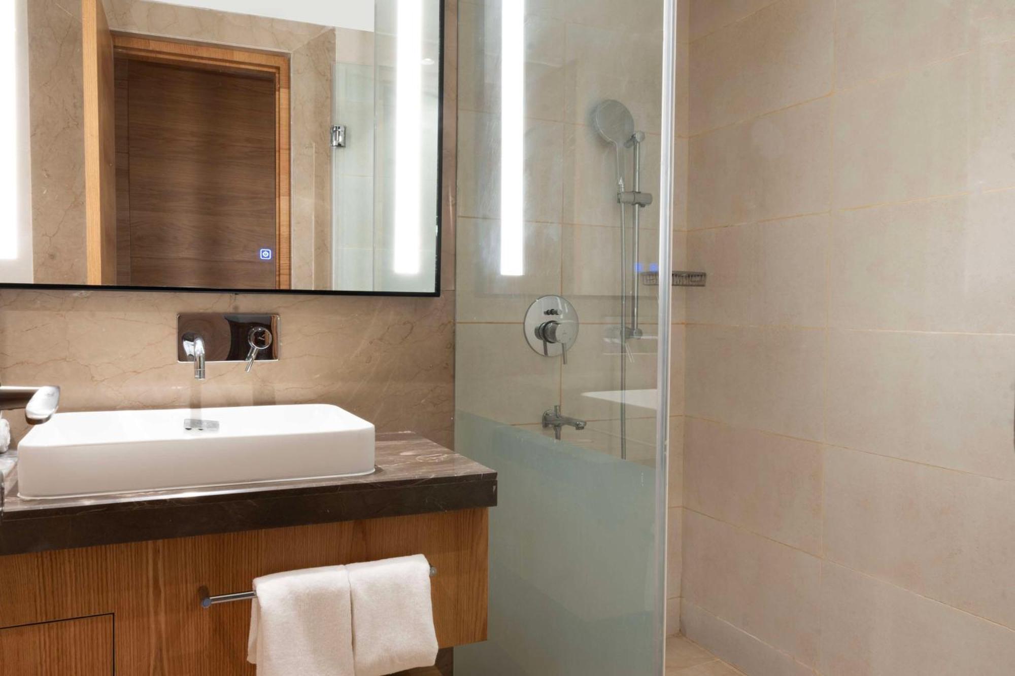 Radisson Hotel Vrindāvan Zewnętrze zdjęcie